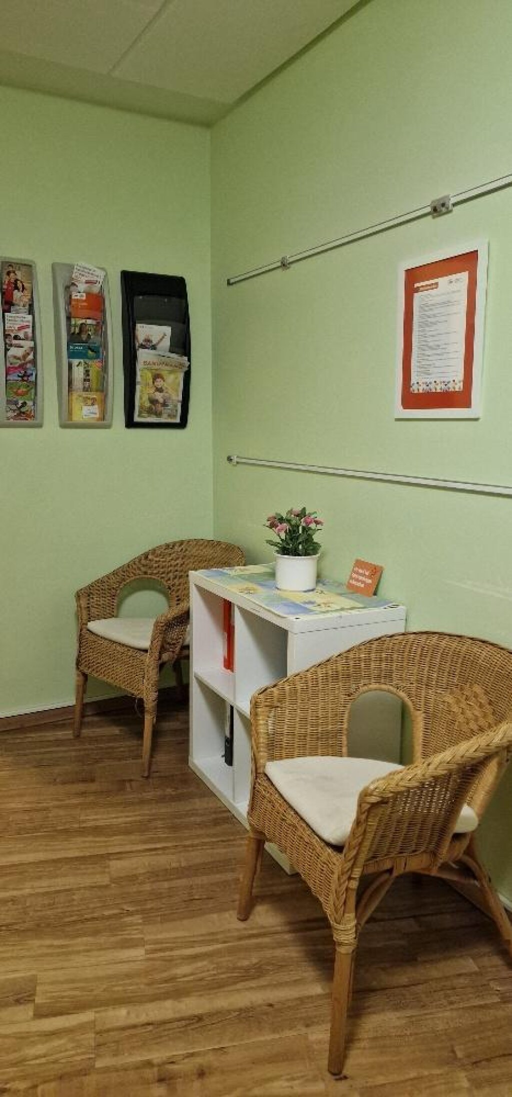 Infoecke mit Sitzmöglichkeiten der AWO Kita Chi-Kita in Osdorf.