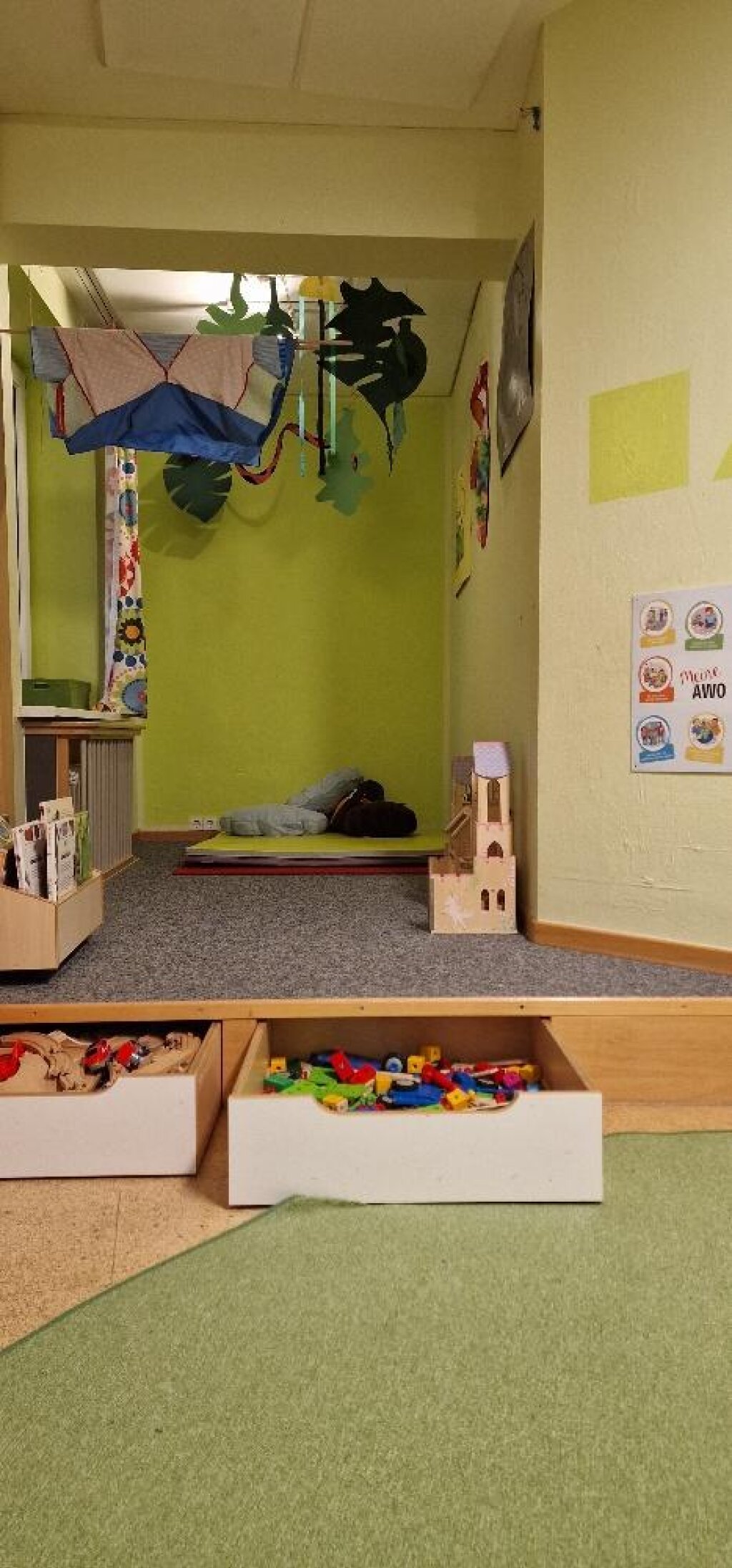 Ein Gruppenraum mit einer Hochebene der AWO Kita Chi-Kita.