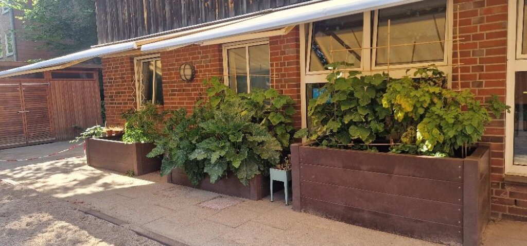 Außengelände mit Hochbeeten der AWO Kita Auenstraße.