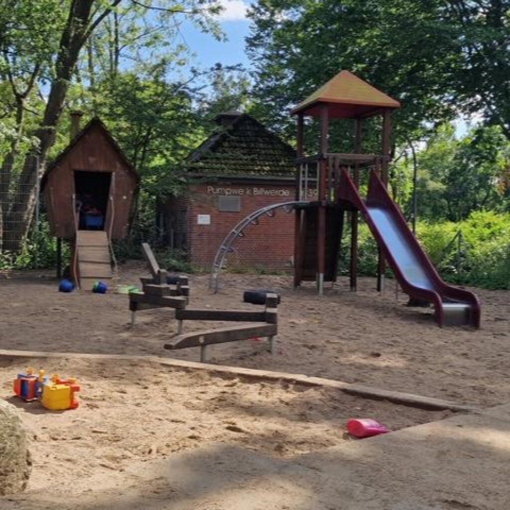 Außengelände mit Rutsche und Sandkasten der AWO Kita Billwerder Straße.