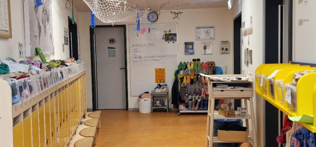 Flurbereich mit Garderoben der Kita Denickestraße der AWO Hamburg.