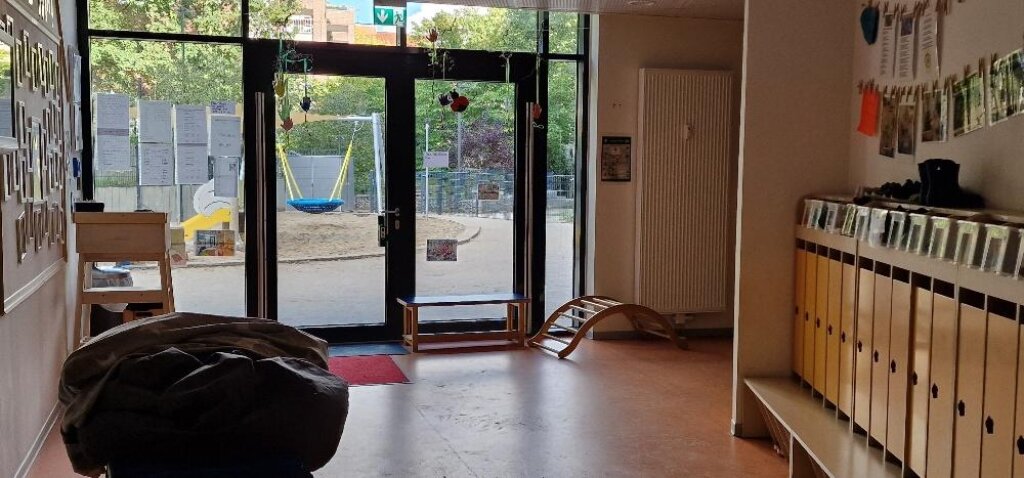 AWO Denickestraße in Harburg, zu sehen ist der Flurbereich mit Garderoben.