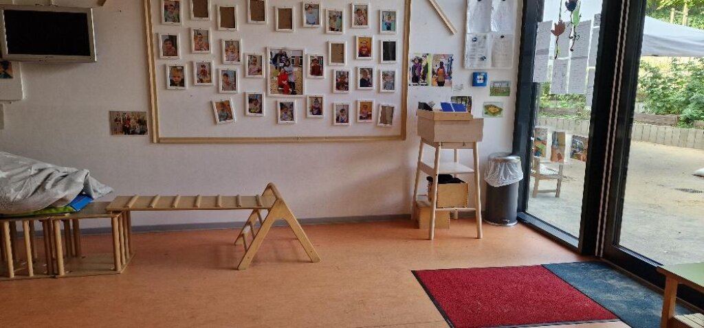 Gruppenraum mit Klettermöglichkeiten.