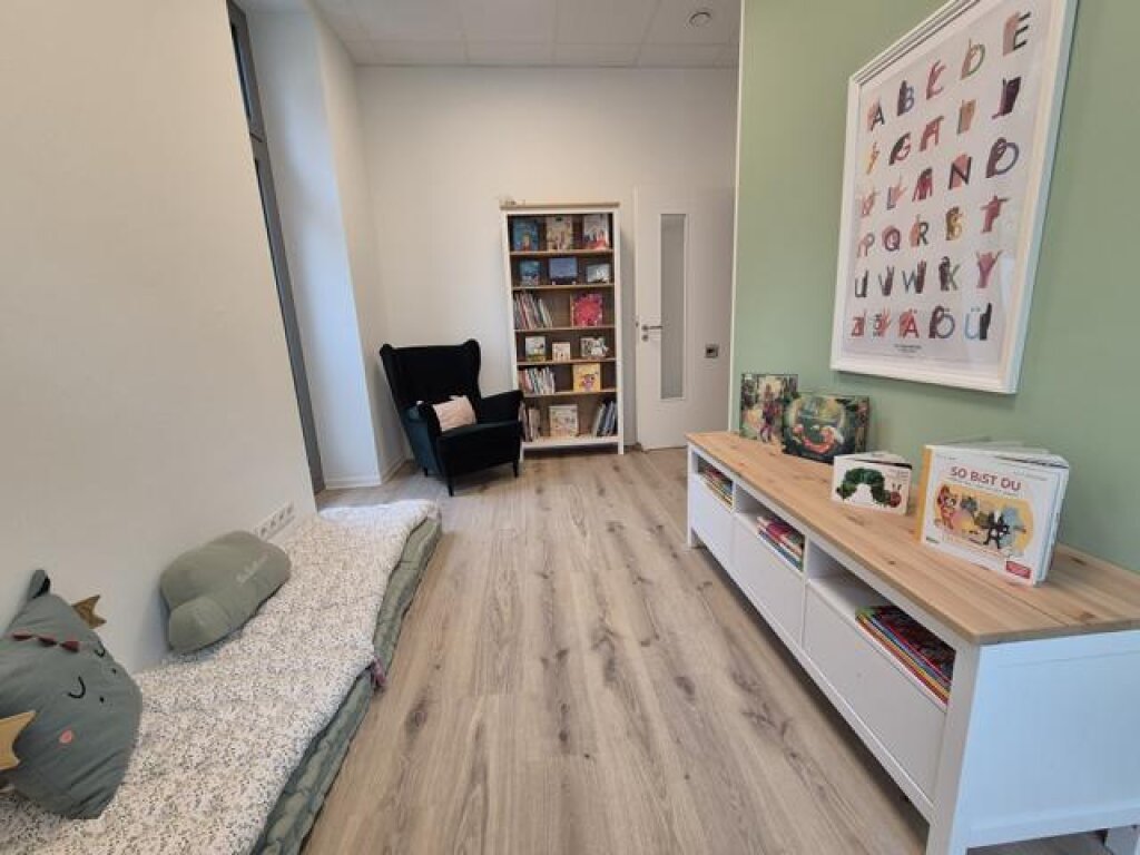 Bücherregale mit Leseecken der Kita Kiwittsmoor.