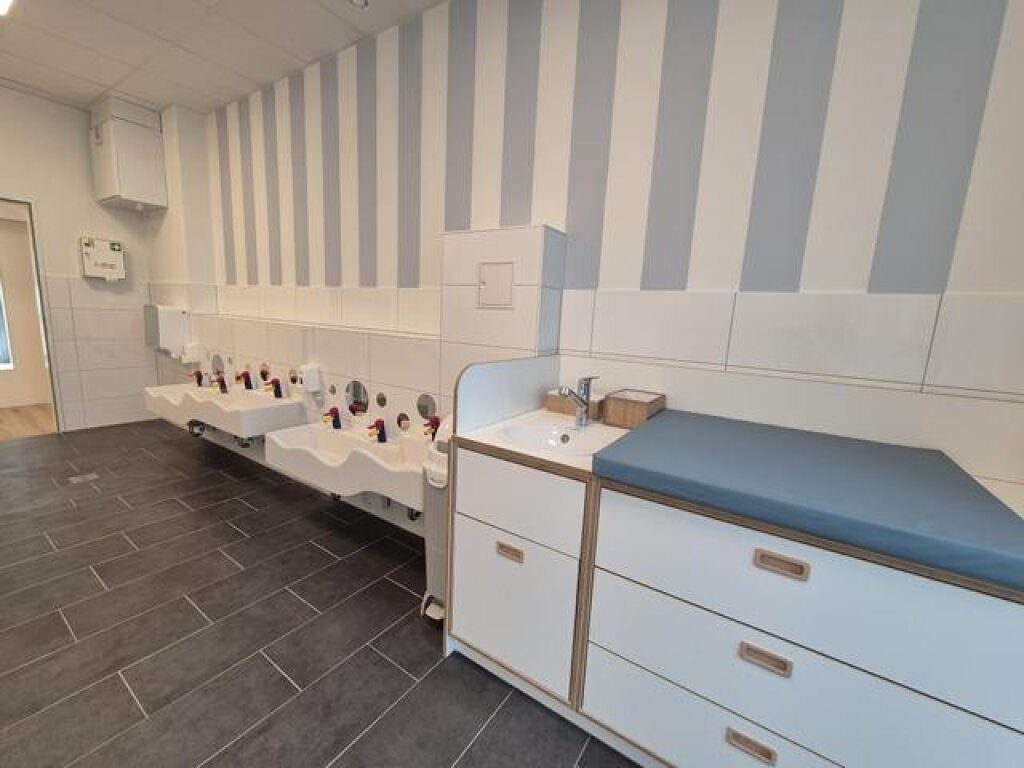 Wickeltische im Waschraum der AWO Kita Kiwittsmoor.