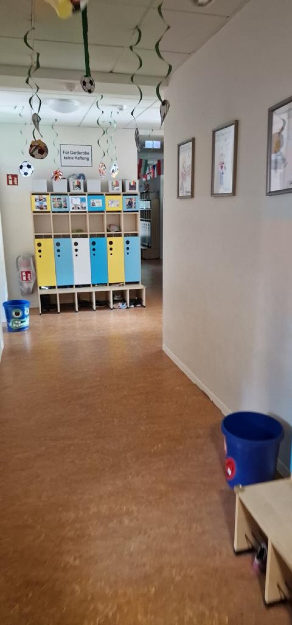 Flurbereich mit Garderoben der AWO Hamburg in der Kita Kielkoppelstraße.