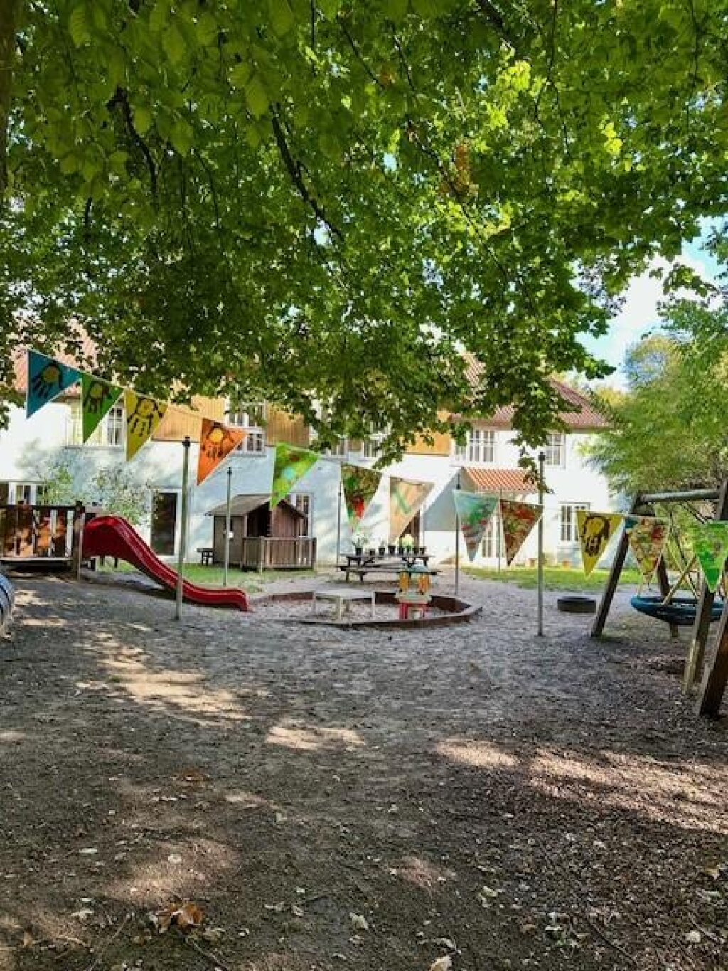AWO Hamburg in der Kita Hohenbuchen in Poppenbüttel mit Außenbereich im Krippen Spielplatz.