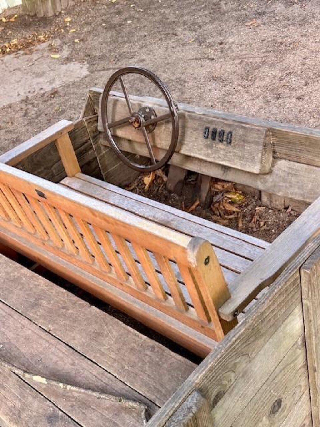 Holzauto im Außengelände der AWO Hamburg in der Kita Hohenbuchen.