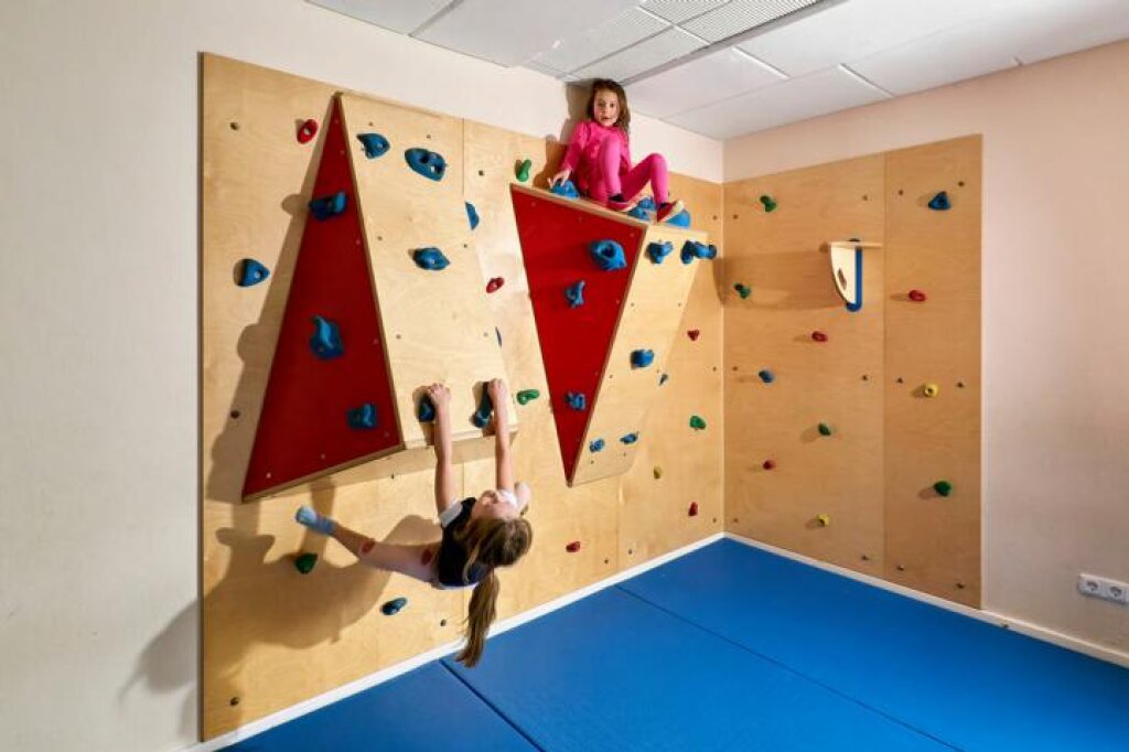 Bewegungsraum mit Kletterwand der Kita Hohenbuchen.
