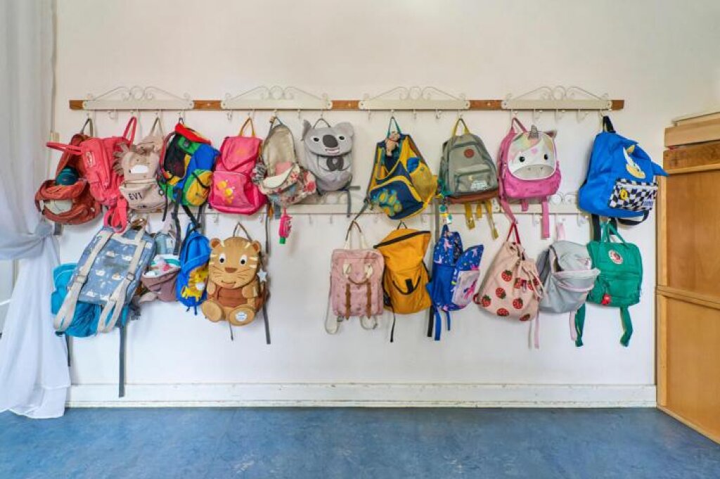 Flurbereich mit Garderoben der Kita Hohenbuchen.