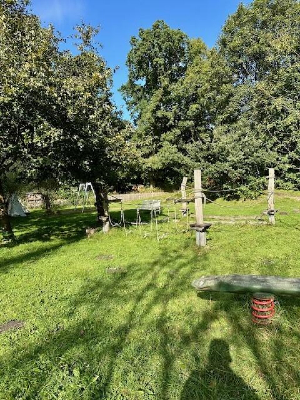 Außengelände mit Balanciermöglichkeit der AWO Kita Hohenbuchen in Poppenbüttel.