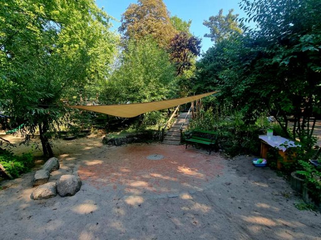 Außengelände mit Sonnensegel der AWO Kita Hasselbrookstraße in Hamburg.