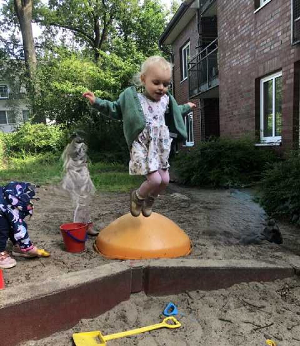 AWO Kita Tannenhof Kind im Außengelände Lehmsahl.