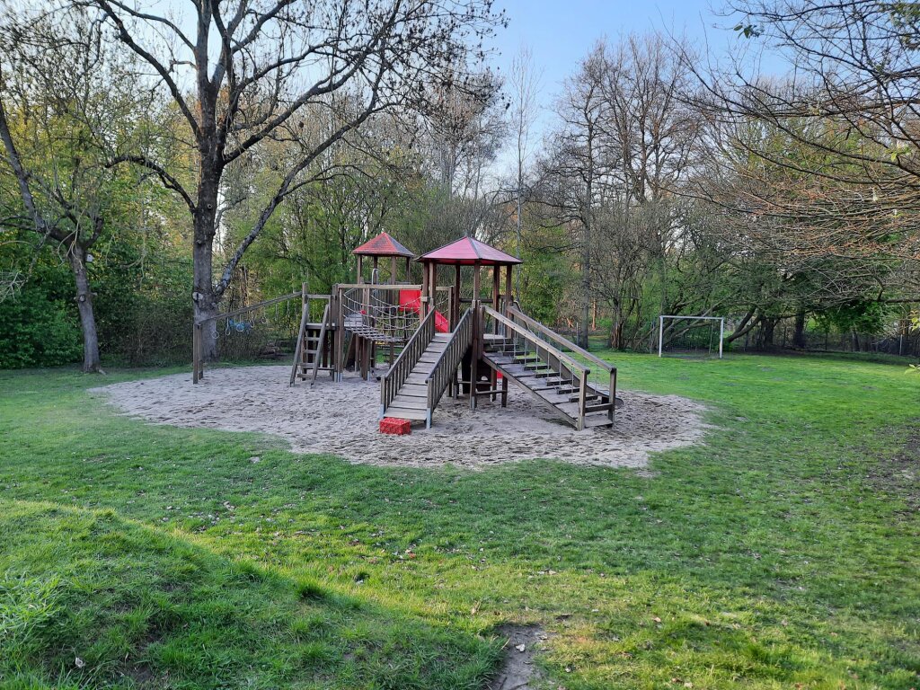Klettergerüst im Außengelände der Kita Jonni Birckholtz in Hamburg Farmsen.
