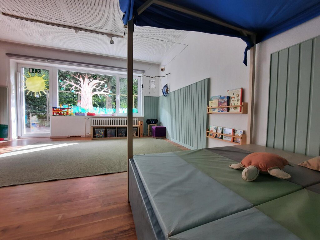 Gruppenraum mit Ruheecke in der Kita Jonni Birckholtz der AWO Hamburg.