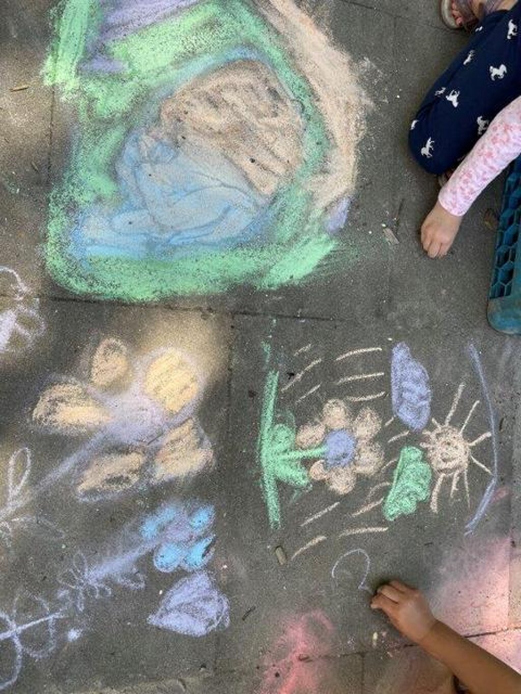 Kreide Kunstwerke der Kinder im Außenbereich der AWO Kita Löwenzahn.