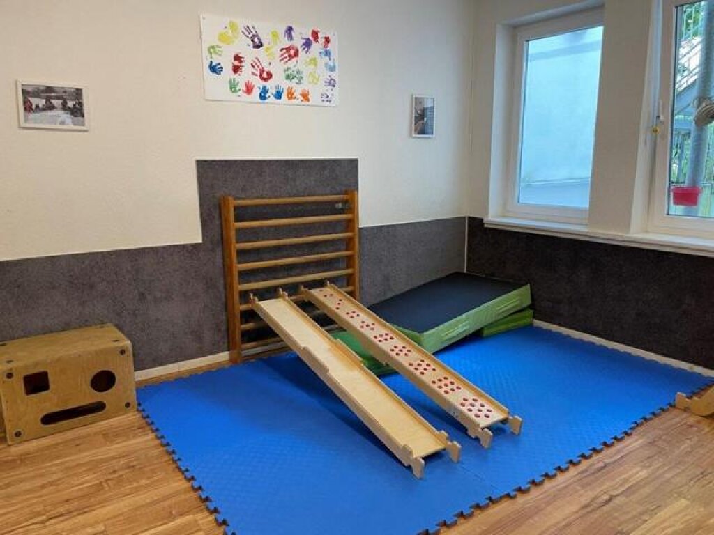AWO Kita Löwenzahn der AWO Hamburg Bewegungsraum mit Kletterwand.