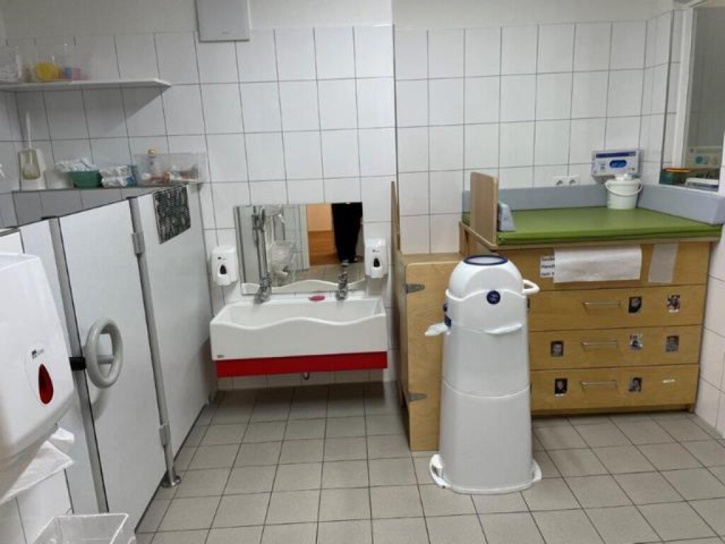 Kita Löwenzahn AWO Hamburg Waschraum mit Wickeltisch.