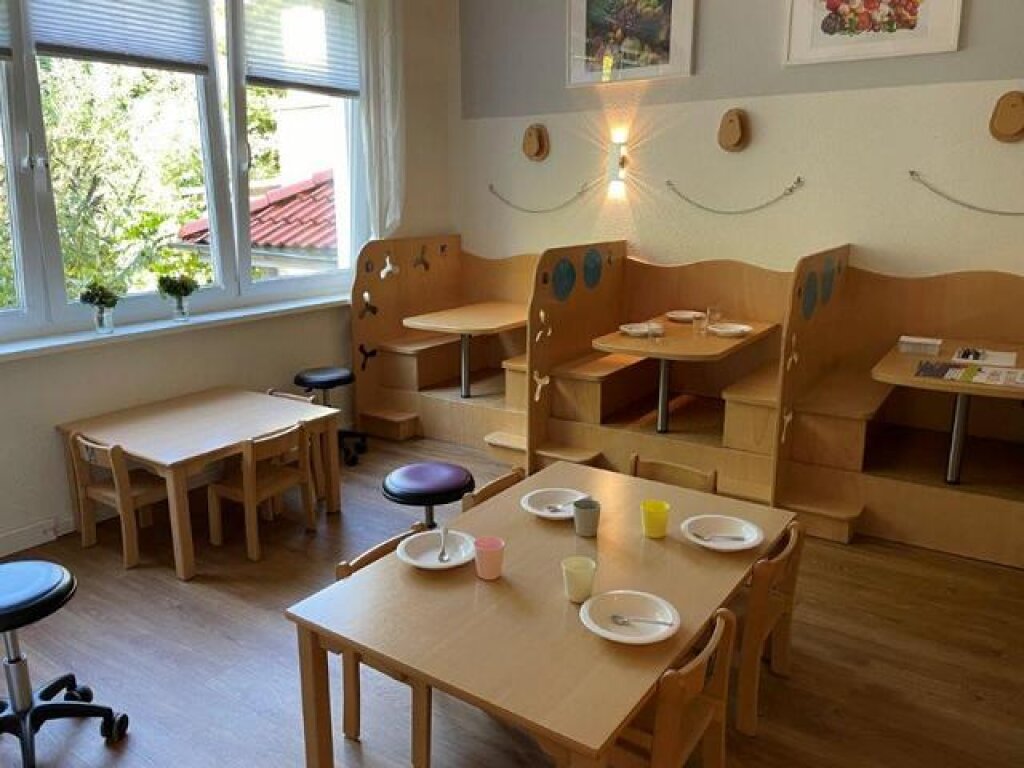 Essbereich mit Kindertischen in Poppenbüttel der AWO hamburg Kita Löwenzahn.