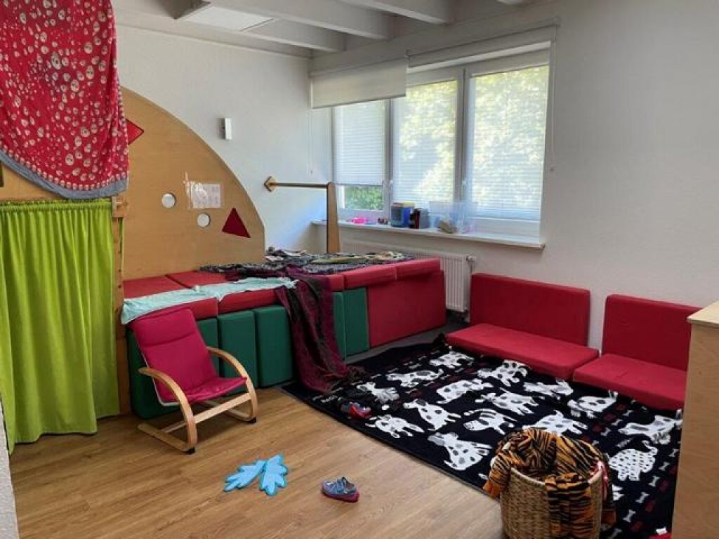 Ruheecke mit Hochebene Kita Löwenzahn.