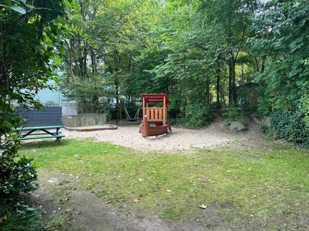 Kita Morgenröte der AWO Hamburg Außenbereich mit Klettermöglichkeiten.