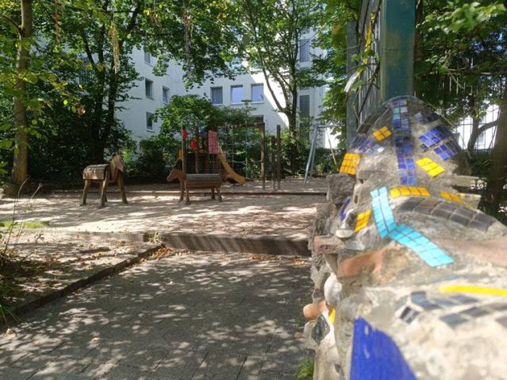 Außengelände mit Holzpferd der AWO Kita Morgenröte.