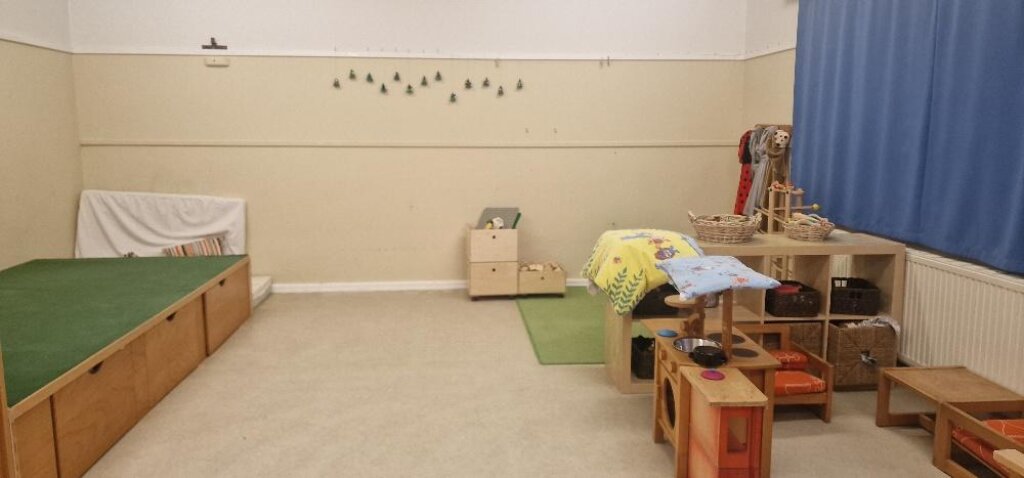 Kita Sonnenhügel in Hamburg Berne Gruppenraum mit Hochebene.