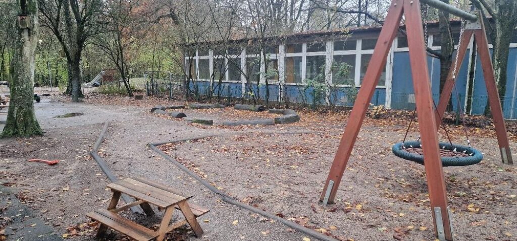 Außenbereich mit Schaukel der AWO Kita Sonnenhügel in Hamburg Berne.