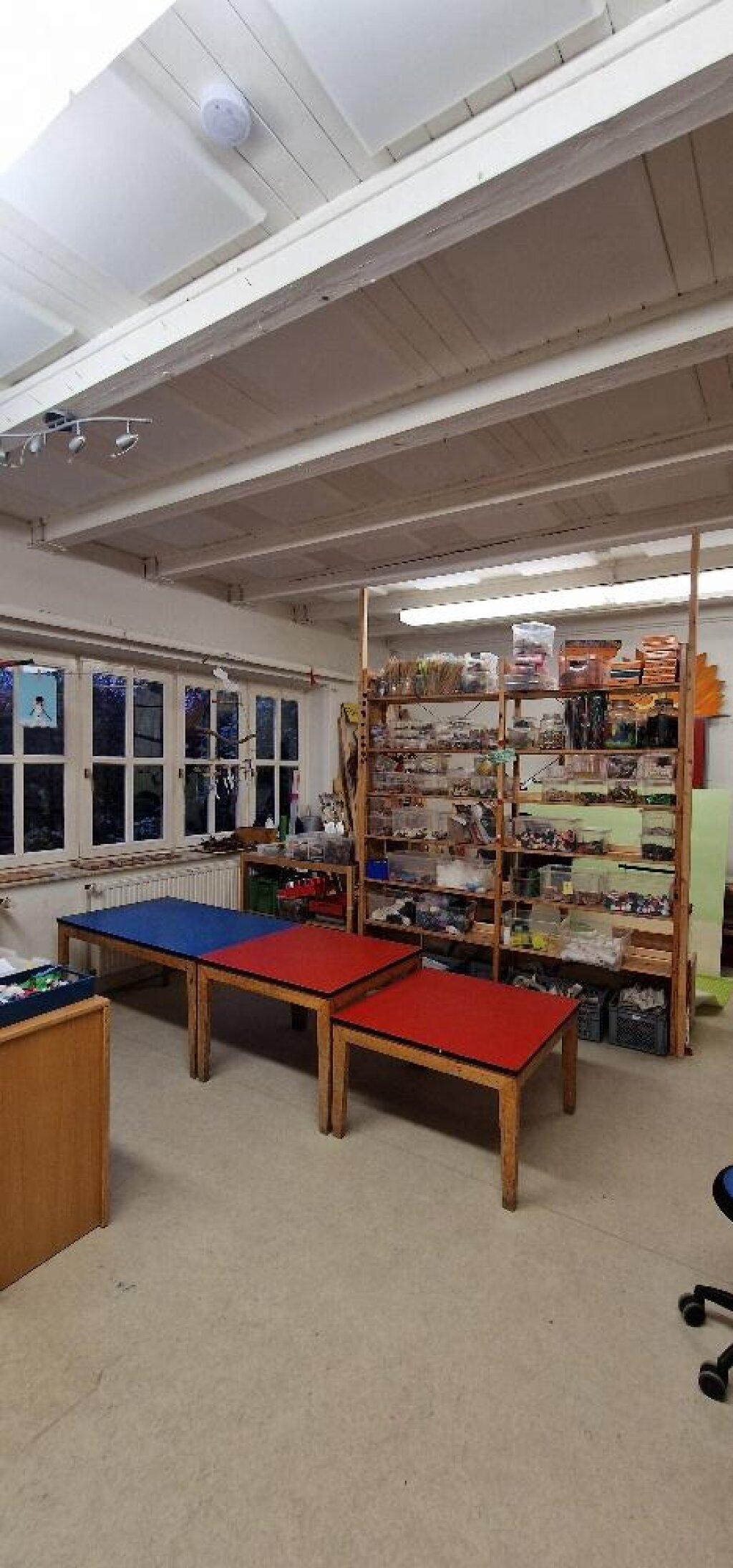 AWO Hamburg in Hamburg Berne Atelier mit Bastelutensilien.