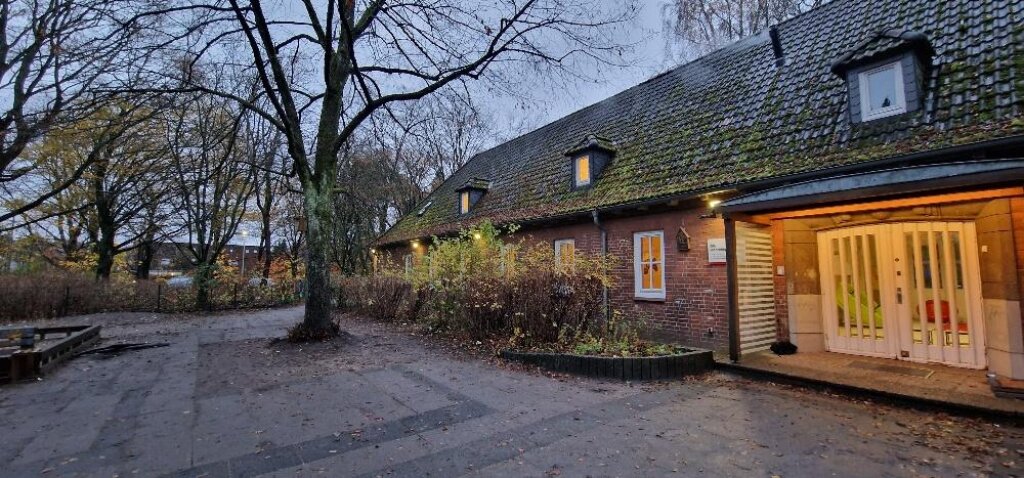 Hausansicht Frontseite und Eingang der Kita Sonnenhügel in Hamburg Berne.