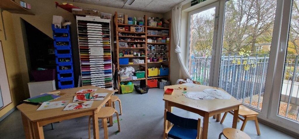 Atelier mit Bastelutensilien in der Kita Stoltenstraße der AWO Hamburg.