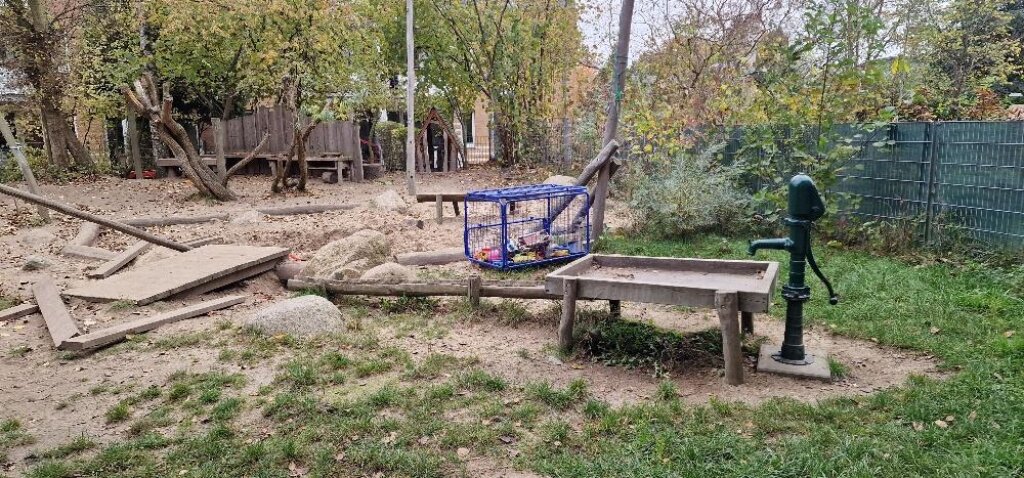 Außenbereich mit Wasserstelle der AWO Hamburg in der Kita Stoltenstraße.