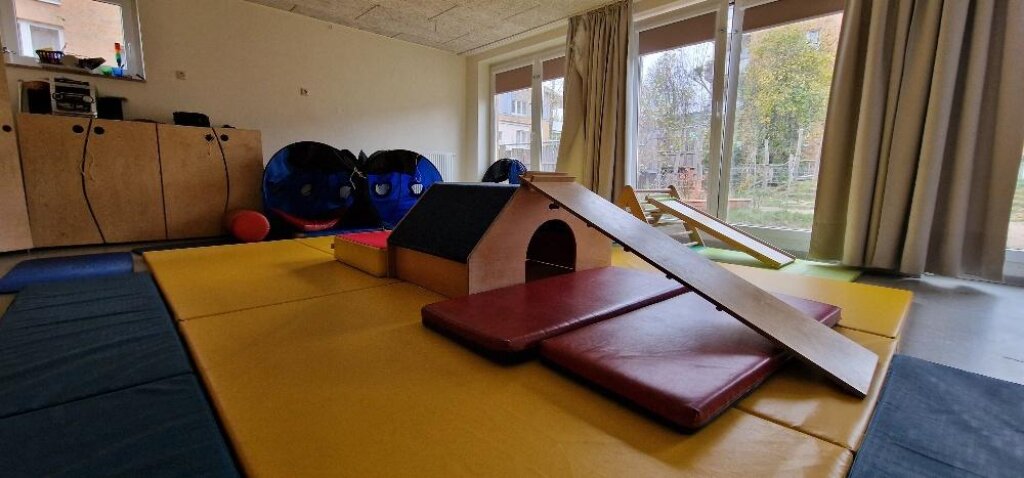 Bewegungsraum mit Balanciermöglichkeit.