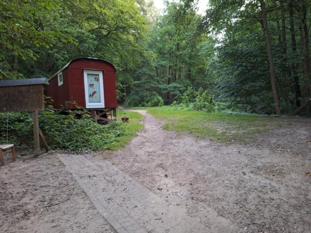 Bauwagen im Wald der Waldkita Bergedorf der AWO Hamburg.