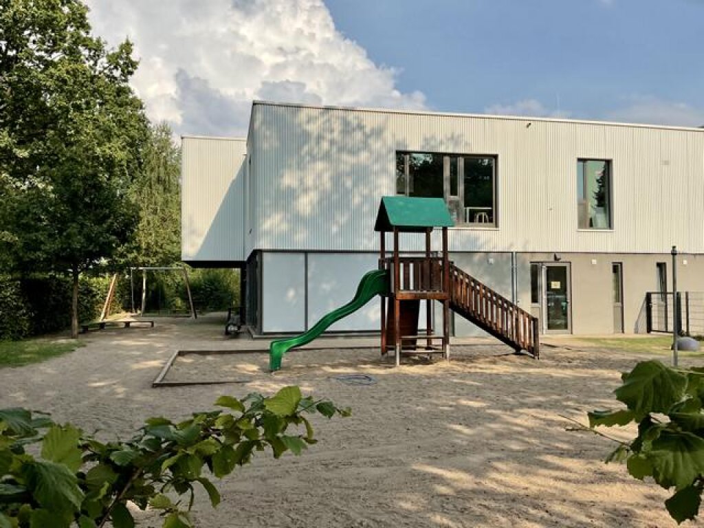 AWO Hamburg Kita Am Weißenberge in Ohlsdorf, Hausansicht mit Spielplatz.