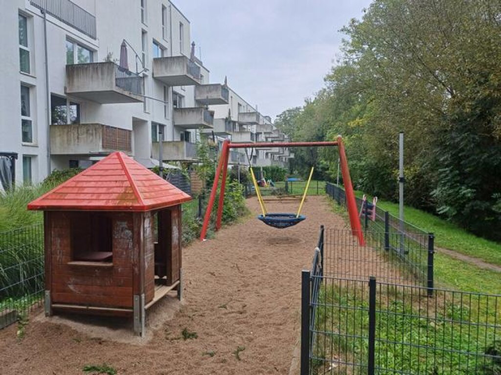 Außenbereich mit Schaukel der Kita Tigerente in Wilhelmsburg.