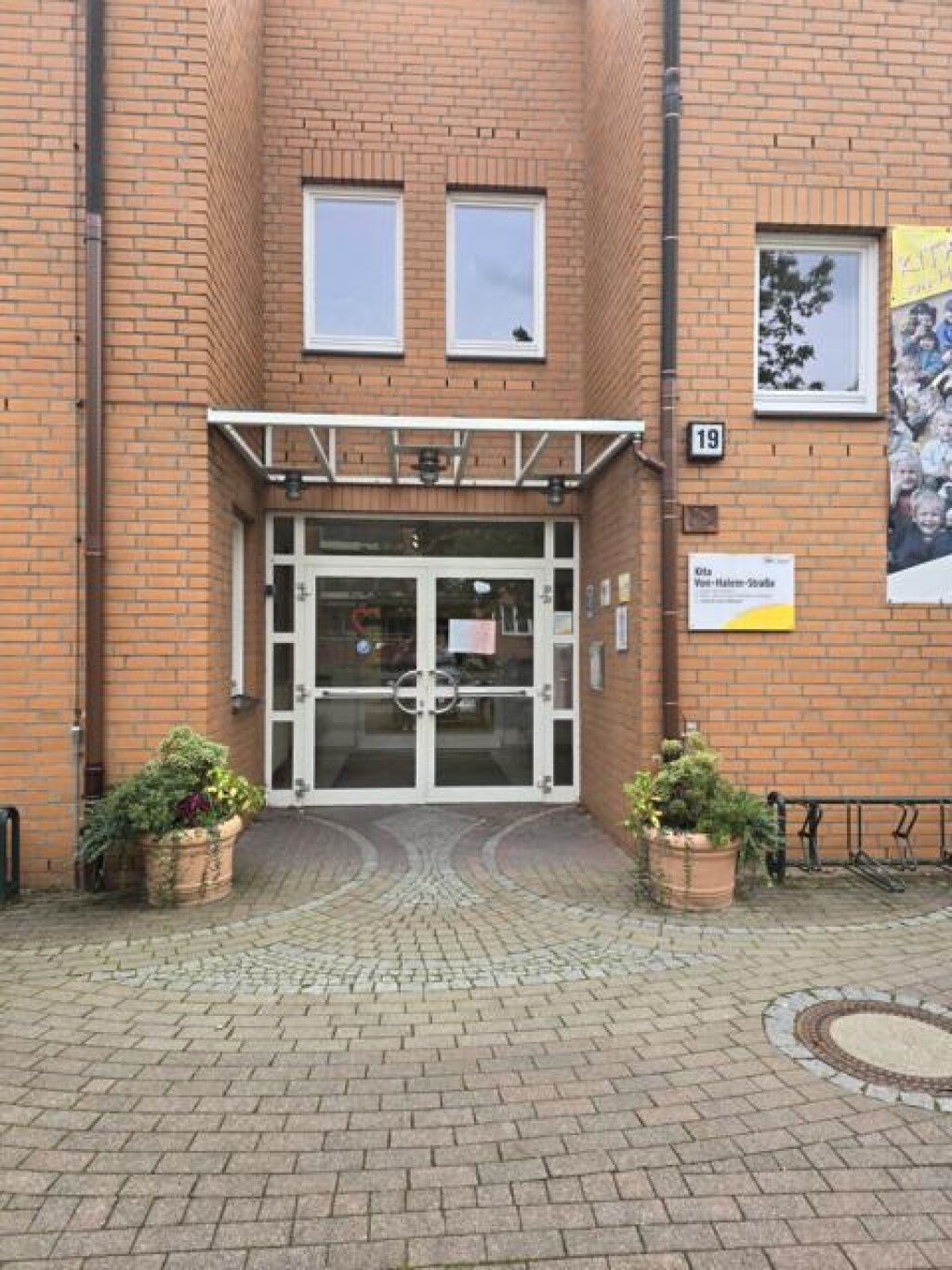 AWO Hamburg Kita Von-Halem-Straße Eingangsbereich von außen.