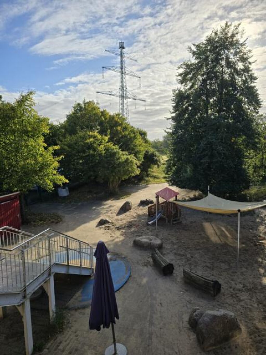 Außenbereich mit Sonnensegel der Kita Von-Halem-Straße.