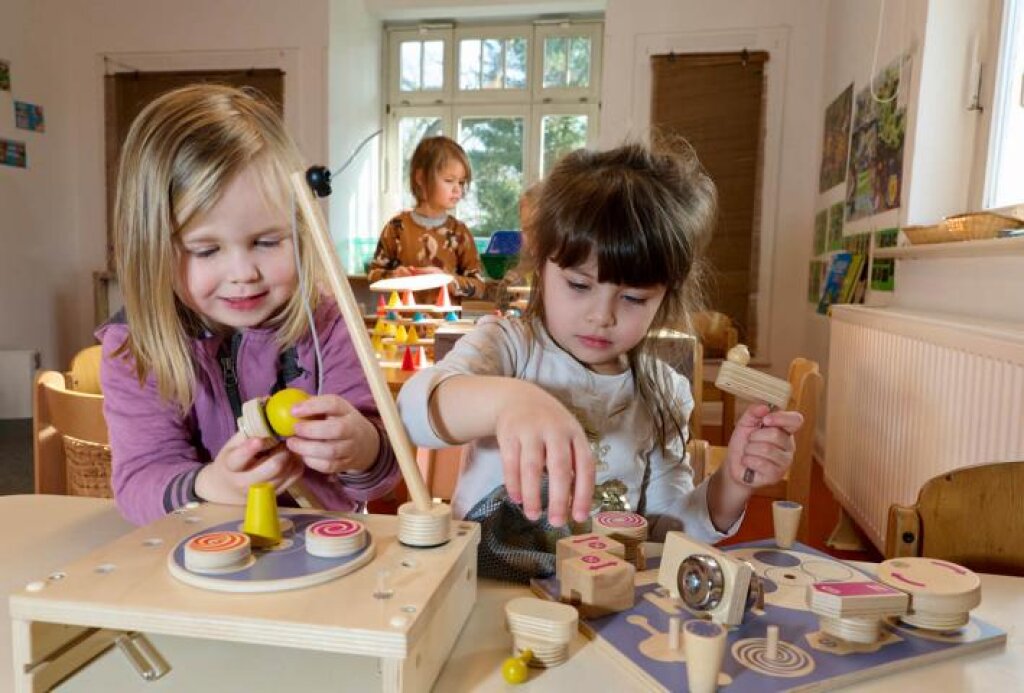 Kita Villa Kunterbunt Kinder beim experimentieren.