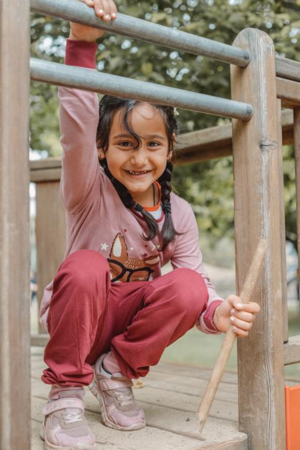 Kita Zauberburg der AWO Hamburg Kind beim Klettern.