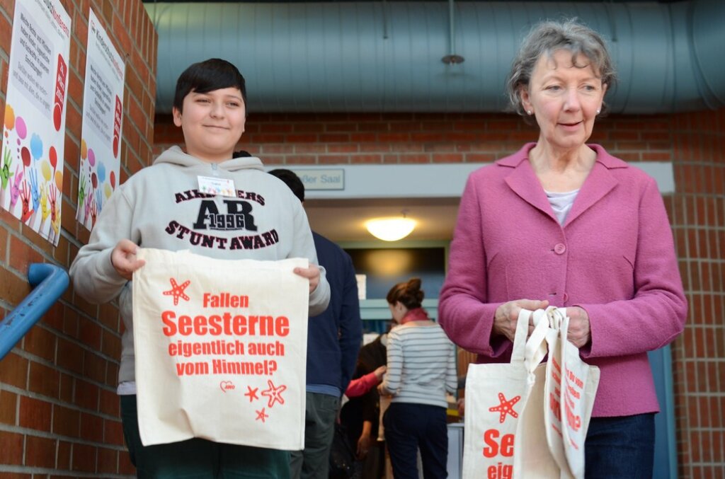 Menschen bei der Kinderkonferenz.